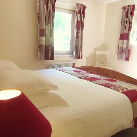 シャレー Cozy Chalet In Bohan With Forest Nearby ヴレス・シュル・スモワ